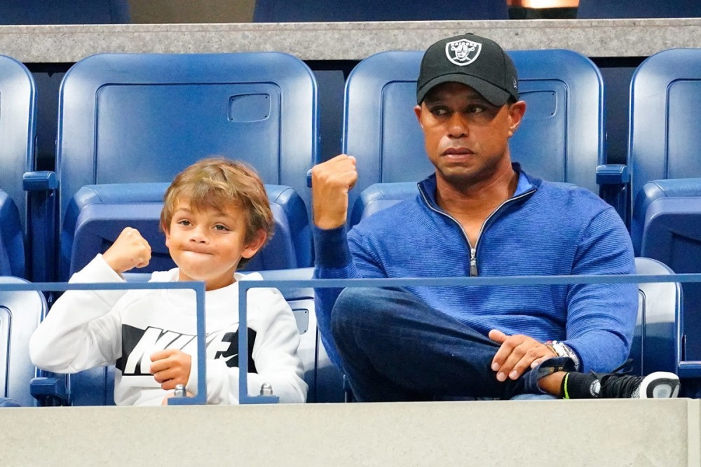 Tiger Woods và cậu con trai Charlie.