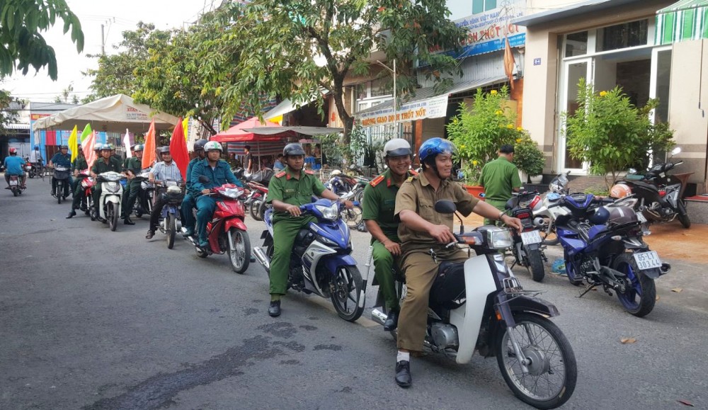 Cảnh giác hơn để phòng, ngừa mất trộm tài sản Lực lượng Công an, Quân sự các phường trên địa bàn quận Thốt Nốt đồng loạt ra quân tuyên truyền, tấn công, trấn áp các loại tội phạm, đảm bảo tình hình ANTT trong dịp Tết. Trong ảnh: Buổi ra quân tuyên truyền của lực lượng Công an, Quân sự phường Thốt Nốt.
