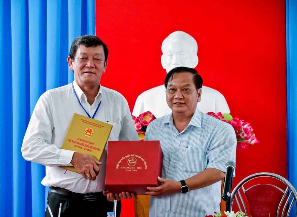 Đồng chí Trần Quốc Trung, Ủy viên Trung ương Đảng, Trưởng Đoàn đại biểu Quốc hội TP Cần Thơ, tặng quà lưu niệm cho NHTĐ.