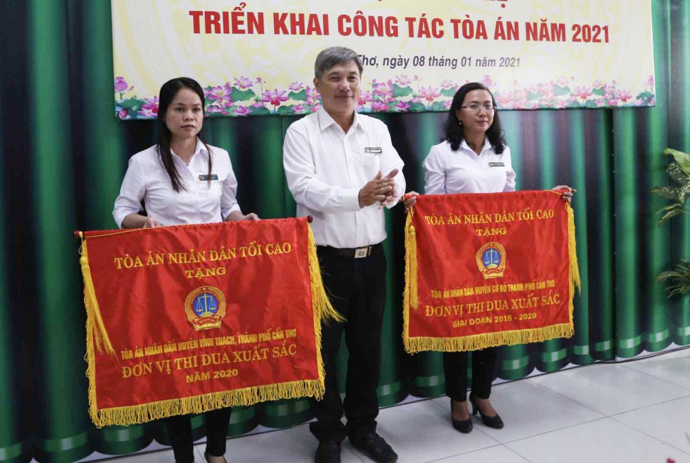 Ông Thái Quang Hải, Chánh án TAND TP Cần Thơ, trao Cờ Đơn vị thi đua xuất sắc của TAND tối cao cho 2 tập thể.