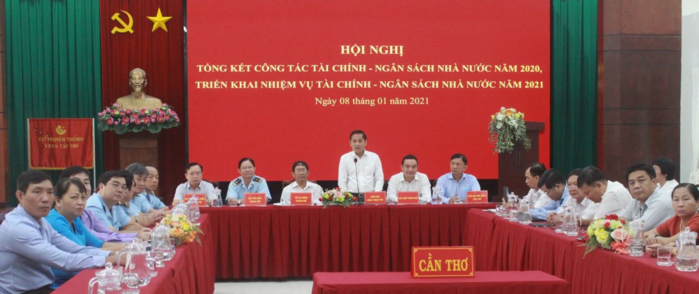 Phó Chủ tịch UBND TP Cần Thơ Nguyễn Văn Hồng phát biểu tham luận tại hội nghị.