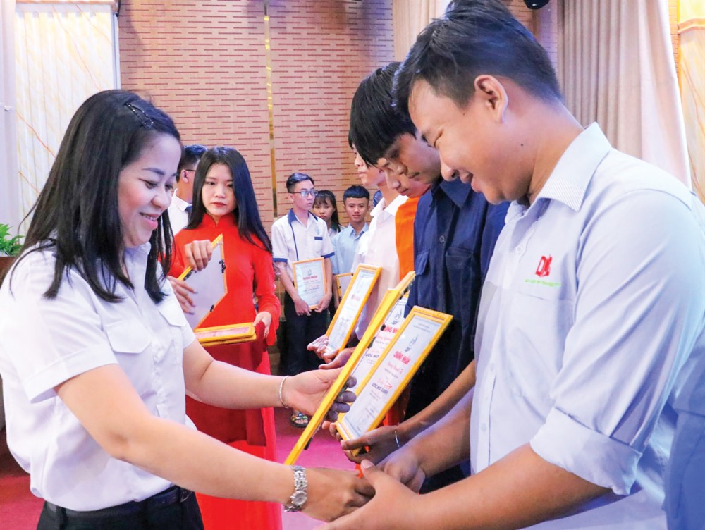 Chị Lư Thị Ngọc Anh, Phó Bí thư Thành đoàn, Chủ tịch HSV TP Cần Thơ, trao học bổng “Ước mơ xanh” cho sinh viên vượt khó học tốt.