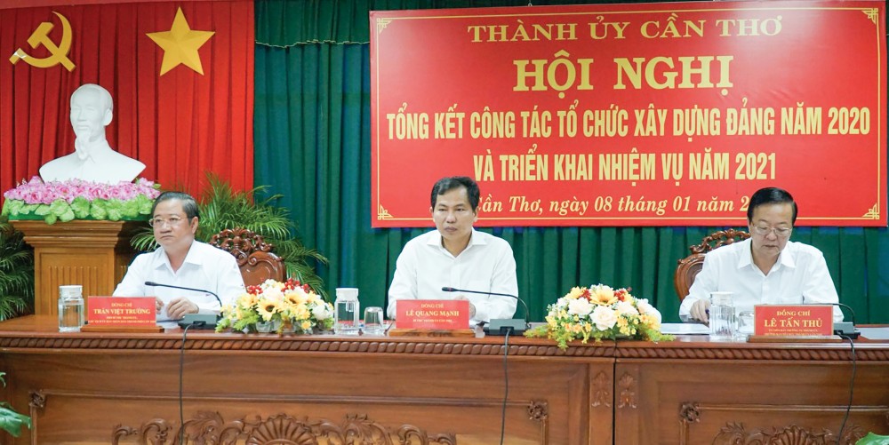 Thường trực Thành ủy và lãnh đạo Ban Tổ chức Thành ủy chủ trì hội nghị. Ảnh: ANH DŨNG