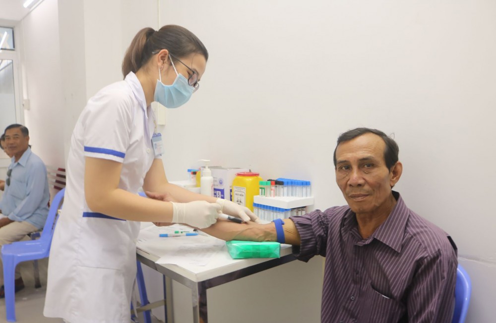 Người dân khám bệnh bằng thẻ BHYT tại Bệnh viện đa khoa Tâm Minh Đức, quận Bình Thủy.