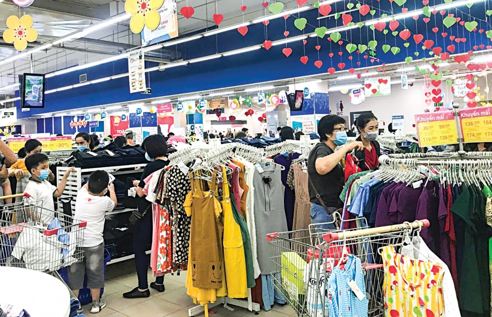 Chị em phụ nữ và người thân mua sắm quần áo tại siêu thị ở quận Ninh Kiều.