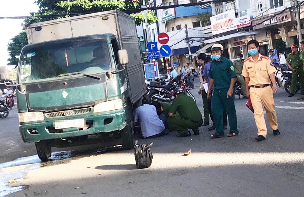 Cơ quan chức năng khám nghiệm hiện trường vụ tai nạn giao thông do ô tô tải gây ra trên đường Nguyễn An Ninh (quận Ninh Kiều).
