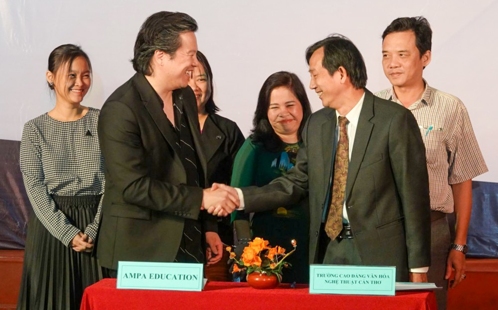 Lãnh đạo Trường Cao đẳng Văn hóa Nghệ thuật Cần Thơ và AMPA Education ký kết hợp tác.
