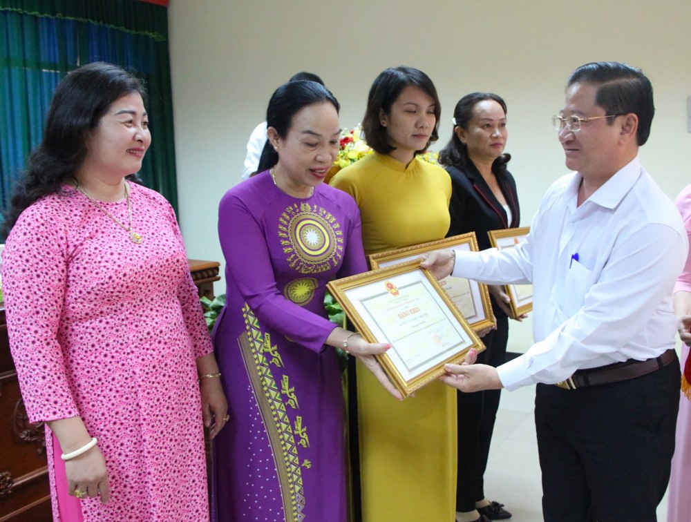 Đồng chí Trần Việt Trường trao Bằng khen của UBND thành phố cho các tập thể có thành tích xuất sắc trong việc chỉ đạo, xây dựng và thực hiện QCDC ở cơ sở năm 2020.