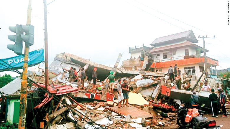 Nhà cửa đổ nát sau động đất. Ảnh: CNN