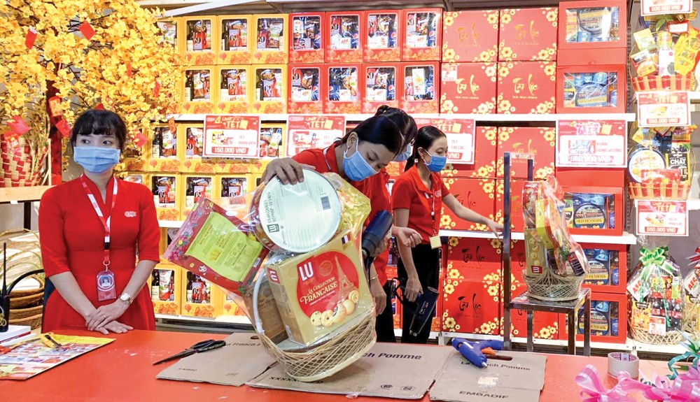 Chọn giỏ quà biếu Tết Nhân viên đóng gói giỏ quà Tết 2021 tại Siêu thị Go!/Big C Cần Thơ.