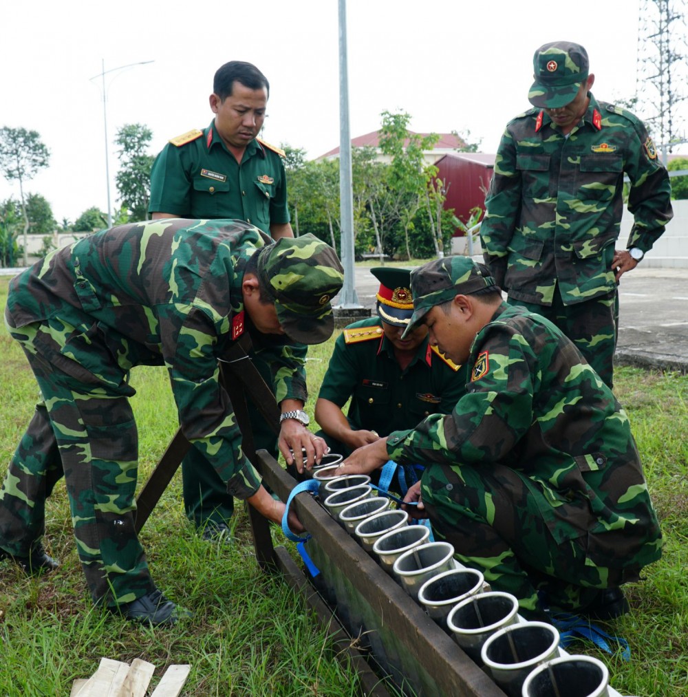 Cán bộ thực hành lắp đặt, đấu nối pháo hoa.