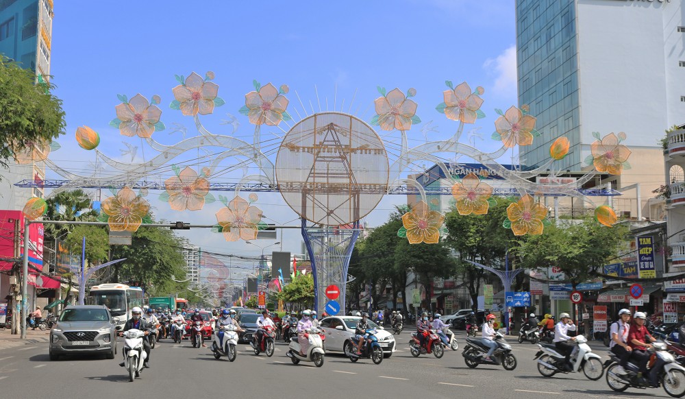 Ấn tượng và niềm tin Thành phố Cần Thơ trang hoàng cờ, hoa, đường đèn chào mừng Đại hội toàn quốc lần thứ XIII của Đảng và đón xuân mới. Ảnh: ANH KHOA