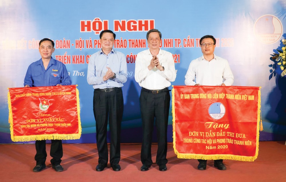 Đồng chí Phạm Văn Hiểu, Phó Bí thư Thường trực Thành ủy, Chủ tịch HĐND thành phố và đồng chí Dương Tấn Hiển, Phó Chủ tịch Thường trực UBND thành phố trao Cờ của Ban Chấp hành Trung ương Đoàn và Ủy ban T.Ư Hội LHTNVN cho lãnh đạo Thành đoàn, Hội LHTNVN thành phố. Ảnh: PHẠM TRUNG