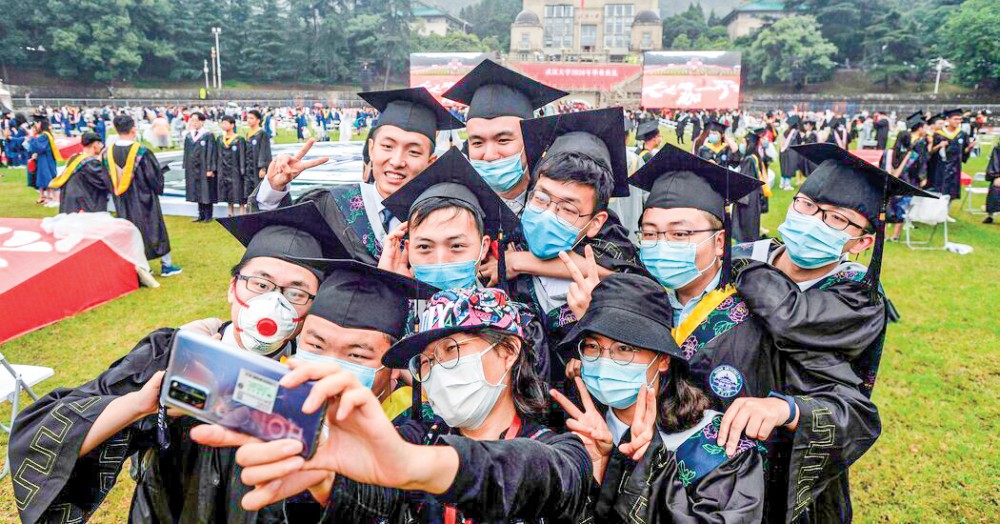 Cử nhân Trung Quốc đổ xô học thạc sĩ Sinh viên Đại học Vũ Hán “selfie” trong ngày tốt nghiệp. Ảnh: NYT