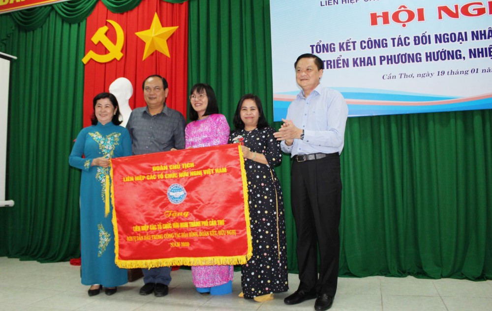 LHCTCHN TP Cần Thơ nhận Cờ thi đua Đơn vị xuất sắc dẫn đầu phong trào thi đua năm 2020.
