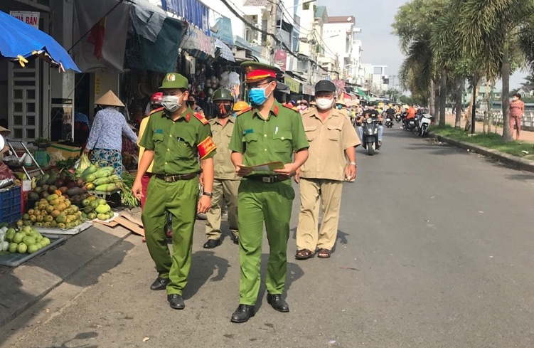 Công an phường An Nghiệp phối hợp tuần tra, nhắc nhở người dân mua bán đúng nơi quy định, giữ gìn trật tự đô thị.