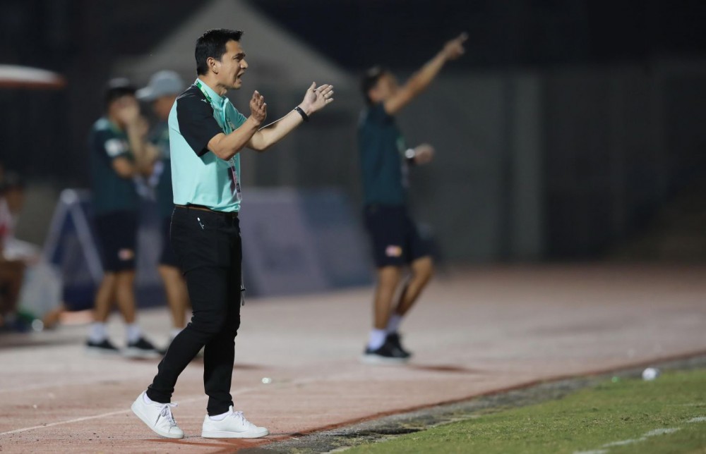 Kiatisak có trận cầm quân tái ngộ V.League sau 10 năm. Ảnh: ANH HUY