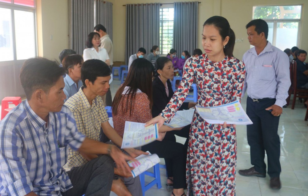 Thực hiện tốt các chính sách bảo hiểm BHXH thành phố tăng cường tuyên truyền, giúp người dân nâng cao nhận thức pháp luật về BHXH, BHYT. Trong ảnh: Cán bộ BHXH huyện Cờ Đỏ phát tờ rơi tuyên truyền pháp luật về BHXH, BHYT đến người dân.