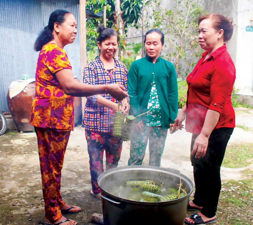 Hết lòng vì hội viên Cô Tuyết Hồng (bìa phải) thường xuyên thăm hỏi, tìm hiểu đời sống, sản xuất của hội viên phụ nữ.