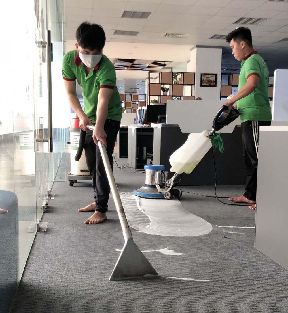 Nhân viên Công ty TNHH Dịch vụ vệ sinh Gia Nguyễn vệ sinh sàn nhà tại một doanh nghiệp.