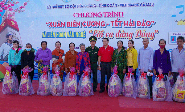 Nhiều hoạt động chào mừng Đại hội Đảng và giúp nhân dân biên giới biển