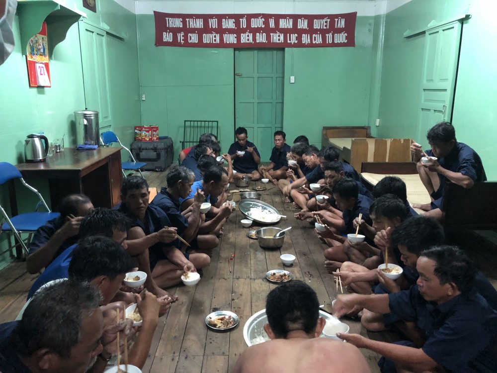 Bài 1: Đi xuyên tâm bão cứu dân