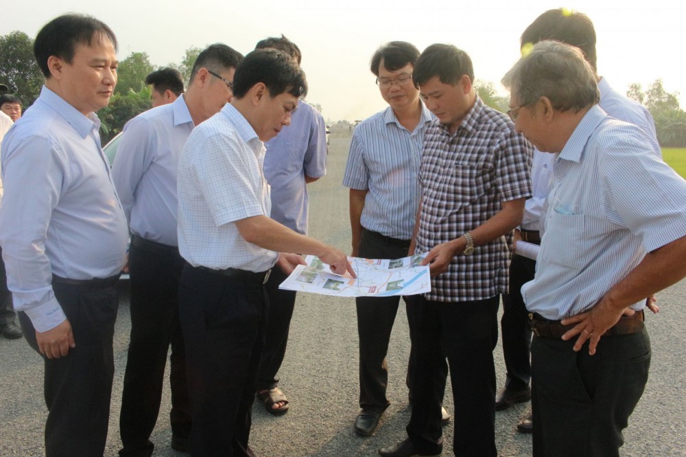 Ông Nguyễn Ngọc Hè, Phó Chủ tịch UBND TP Cần Thơ (thứ 2 hàng đầu, từ trái sang) kiểm tra thực tế tại tuyến đường tỉnh 922.