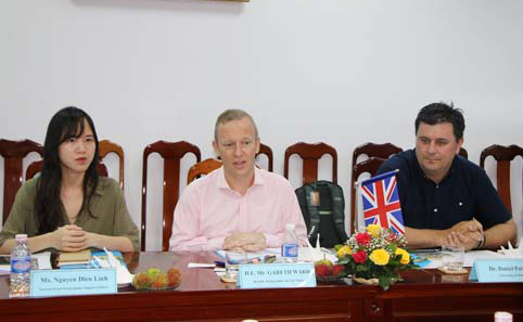 Đại sứ Vương quốc Anh Gareth Ward (giữa) thăm Trường Đại học Cần Thơ, tháng 5-2019. Ảnh: CTU