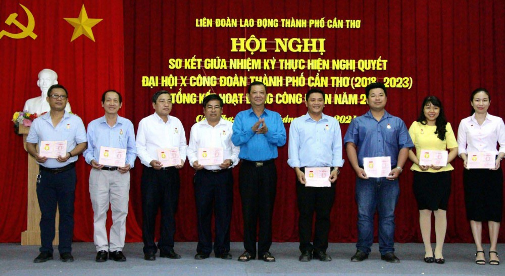 Các cá nhân nhận Bằng Lao động sáng tạo của Tổng LĐLĐ Việt Nam tại hội nghị.