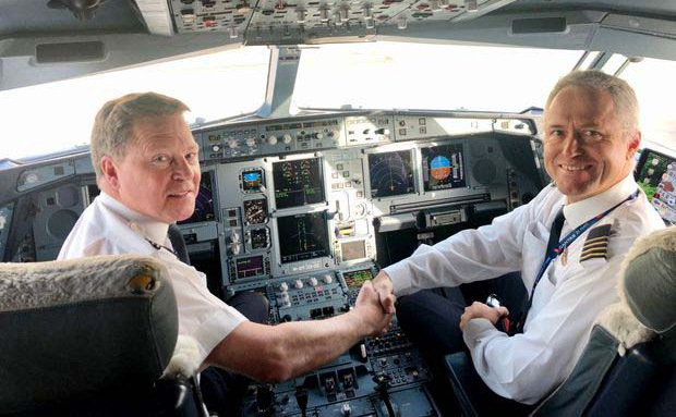 Greg Harper (trái) từng là phi công của Qantas Airways (Úc), giờ đây phải làm trong một chuỗi siêu thị. Ảnh: WSJ