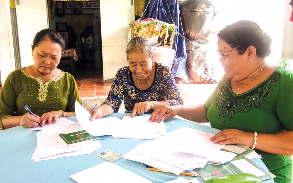 Hội viên phụ nữ ấp Thới Lộc làm thủ tục vay vốn ưu đãi phát triển kinh tế gia đình.