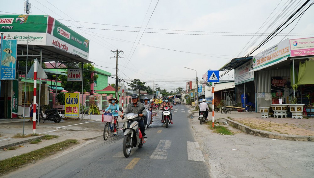 Trung tâm phường Trường Lạc được kẻ vạch quy định nơi buôn bán, đậu xe bảo đảm an toàn giao thông.