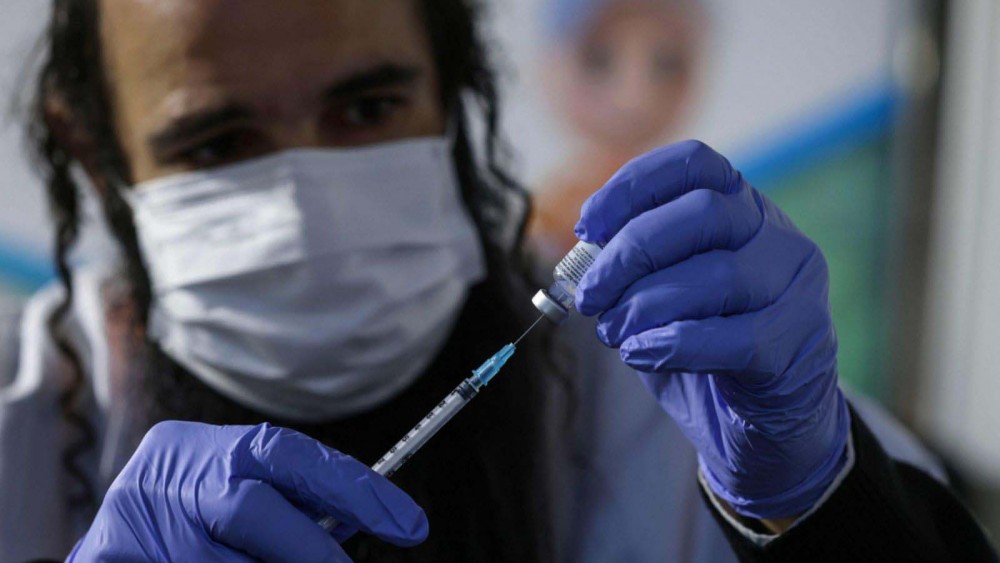 Nhân viên y tế Israel chuẩn bị tiêm vaccine do Pfizer phát triển cho người dân. Ảnh: AFP