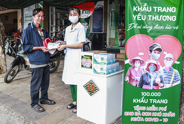 Tình người miền Tây: 100.000 khẩu trang tặng người nghèo từ chuỗi nhà thuốc Trung Sơn Pharma