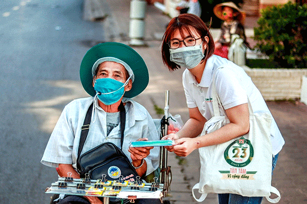 Tình người miền Tây: 100.000 khẩu trang tặng người nghèo từ chuỗi nhà thuốc Trung Sơn Pharma