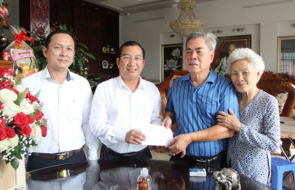 Đồng chí Lê Đức Toàn (thứ 2 bên trái sang), Phó Bí thư Thường trực Quận ủy Cái Răng, tặng quà gia đình chính sách ở phường Lê Bình.