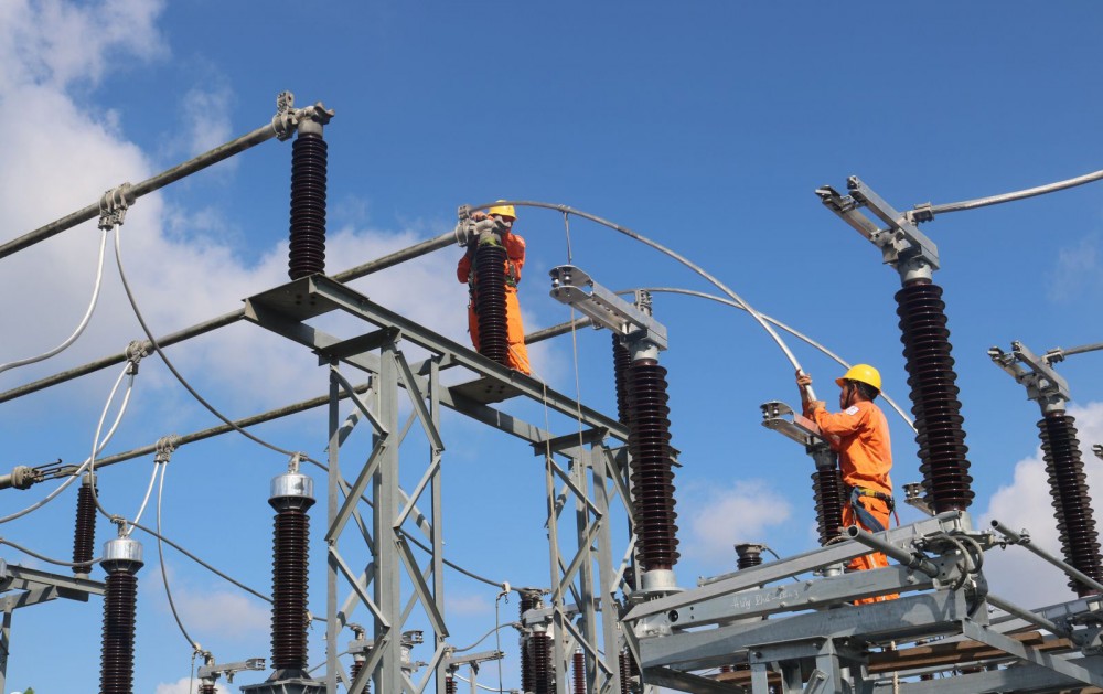 Công nhân Công ty Điện lực TP Cần Thơ thực hiện các công đoạn nâng cấp công suất nguồn tại một trạm biến áp trên địa bàn quận Cái Răng.
