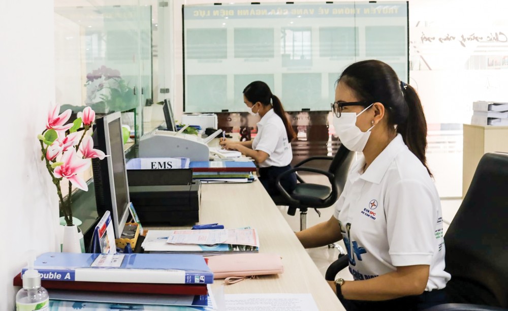 Công ty Điện lực TP Cần Thơ tập trung
chuyển đổi số và phòng dịch COVID-19 Cán bộ công nhân viên Công ty Điện lực TP Cần Thơ thực hiện nghiêm các biện pháp phòng dịch COVID-19 tại nơi làm việc.