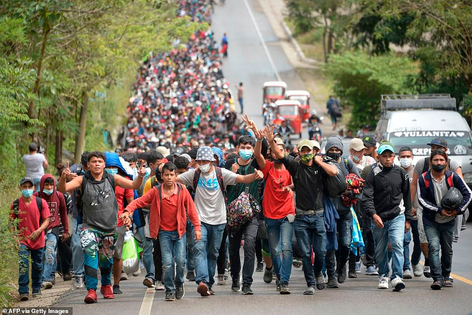 Người di cư Honduras ùn ùn kéo về biên giới nước Mỹ. Ảnh: AFP