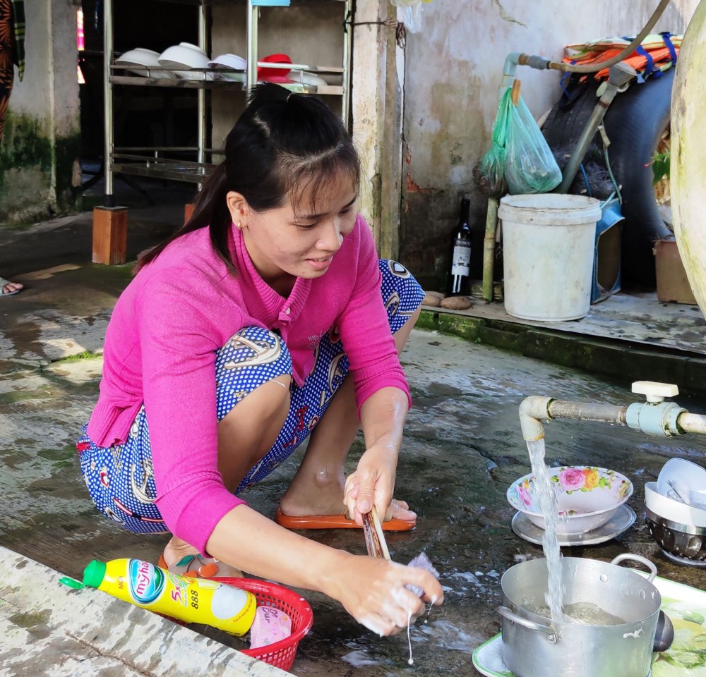Sử dụng nước sạch tại một hộ dân ở phường Thường Thạnh, quận Cái Răng, TP Cần Thơ.