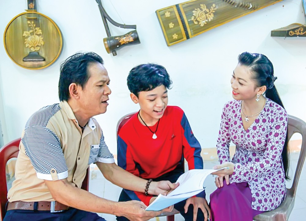 Vợ chồng nghệ sĩ Hải Linh tập hát cho con trai Quốc Dương. Ảnh: LỆ THU