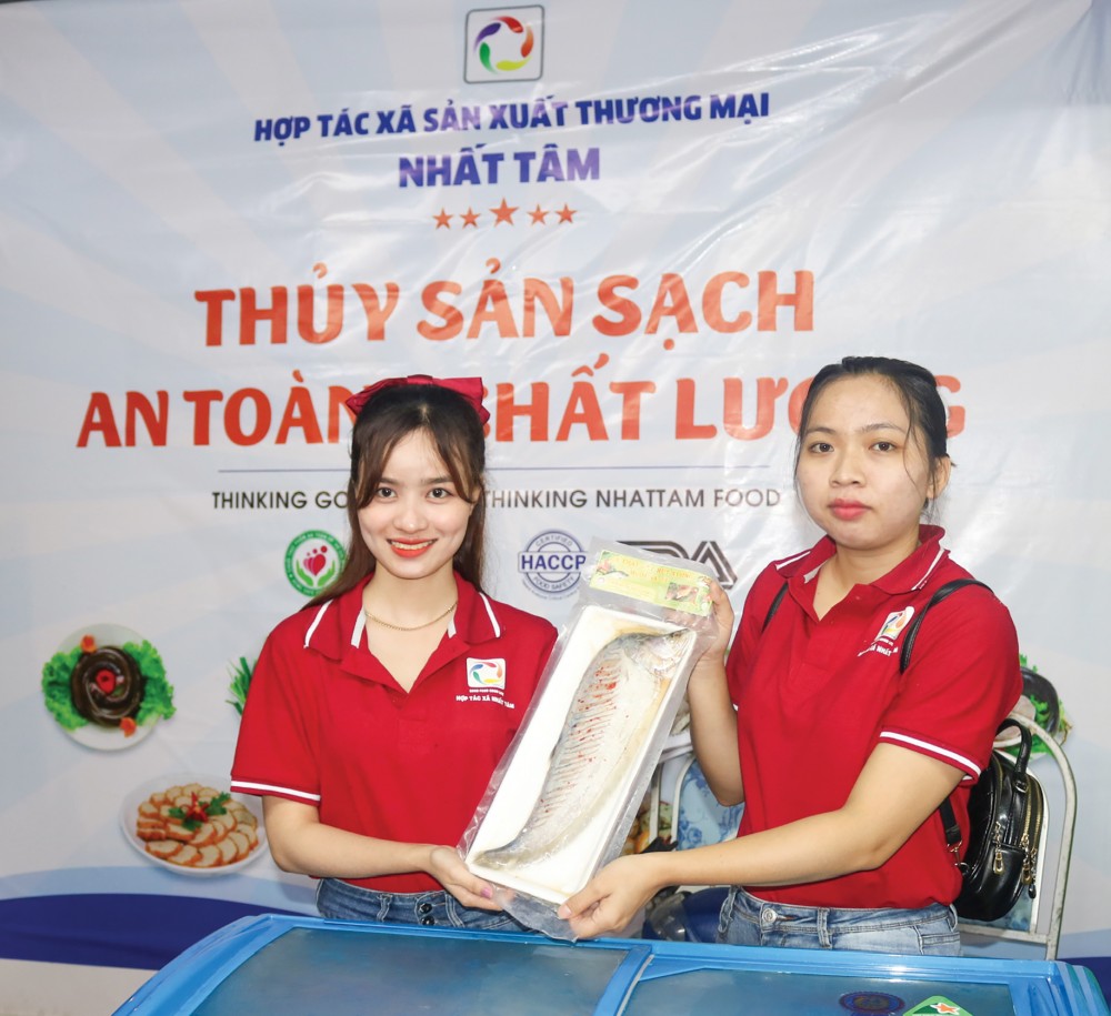 HTX Nhất Tâm giới thiệu sản phẩm cá thát lát chế biến tại một hội chợ ở Cần Thơ...