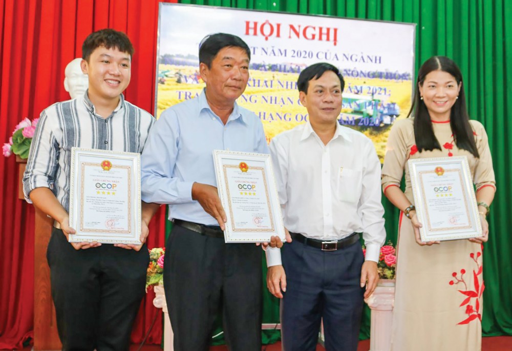 Phó Chủ tịch UBND TP Cần Thơ Nguyễn Ngọc Hè giấy  trao chứng nhận của UBND TP Cần Thơ cho các chủ thể có sản phẩm OCOP đạt hạng 4 sao trong năm 2020.