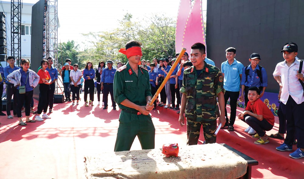 Thắm tình quân dân Bộ đội tham gia các hoạt động vui chơi trong Tết Quân Dân năm 2020 tổ chức ở xã Thới Xuân, huyện Cờ Đỏ.