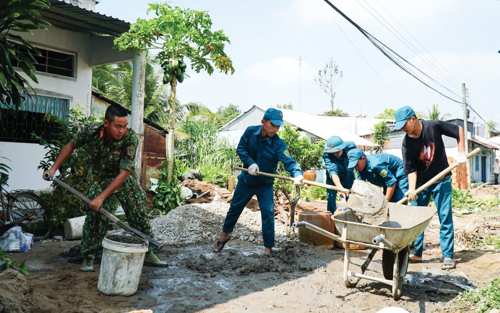 Thắm tình quân dân Cán bộ, chiến sĩ lực lượng vũ trang giúp gia đình cựu chiến binh Võ Thành Lễ (ở ấp Thới Hiệp B, xã Xuân Thắng) xây dựng nhà ở.