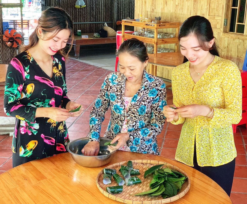 Trải nghiệm làm bánh tại nhà vườn Công Minh, cồn Sơn.