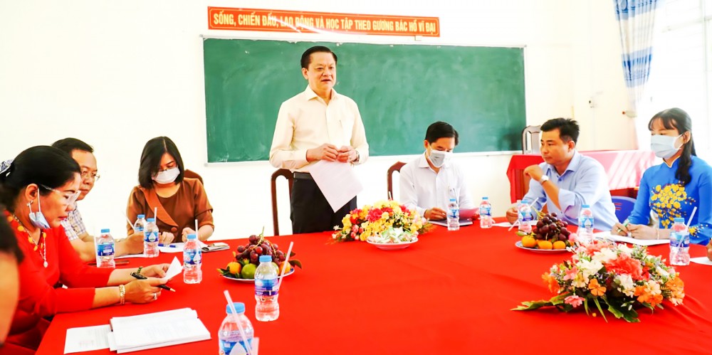 Ông Dương Tấn Hiển, Phó Chủ tịch Thường trực UBND TP Cần Thơ thăm, làm việc tại Trường THCS An Khánh. Ảnh: B.NG