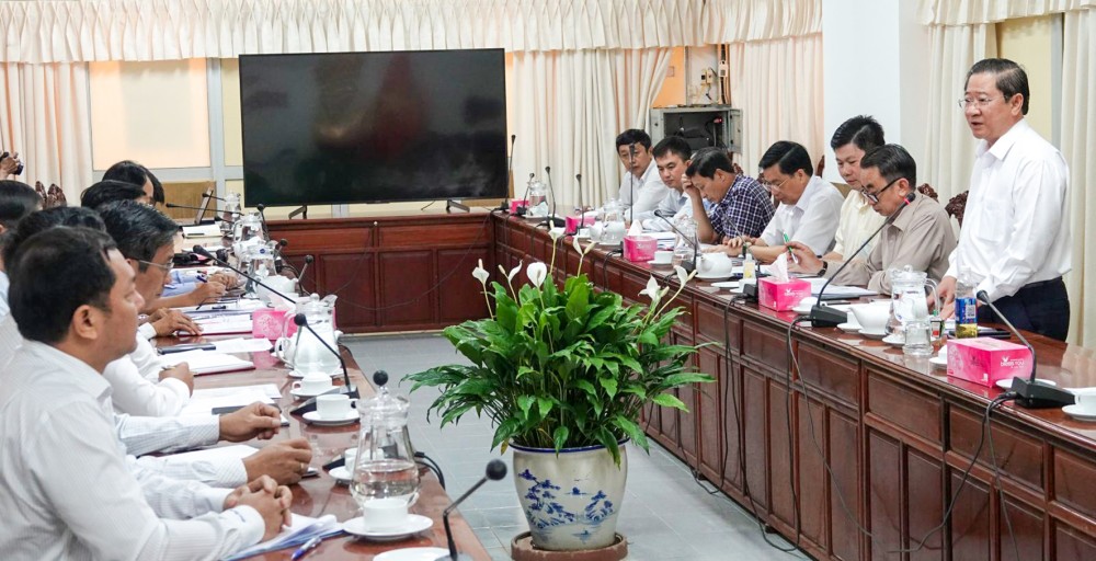 Ông Trần Việt Trường, Chủ tịch UBND TP Cần Thơ, phát biểu kết luận tại buổi làm việc.
