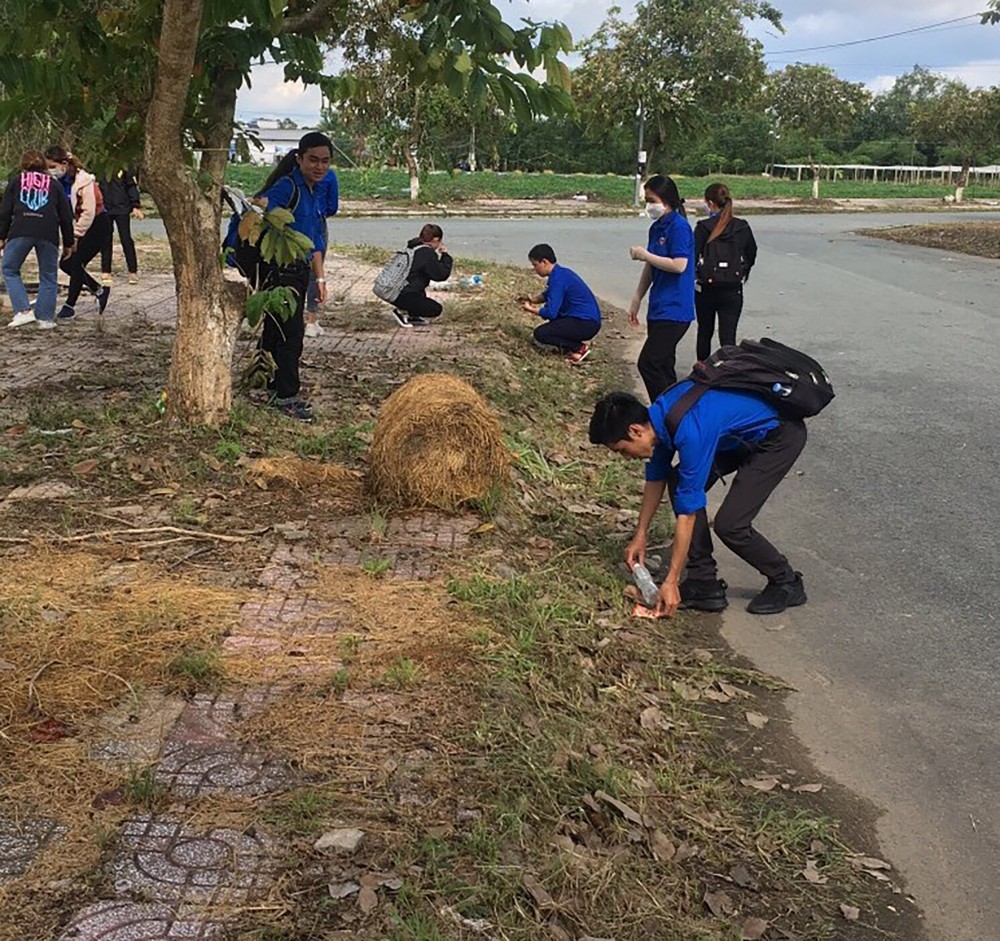 Đoàn viên, thanh niên tham gia vệ sinh tuyến đường “Sáng - xanh - sạch - đẹp”.