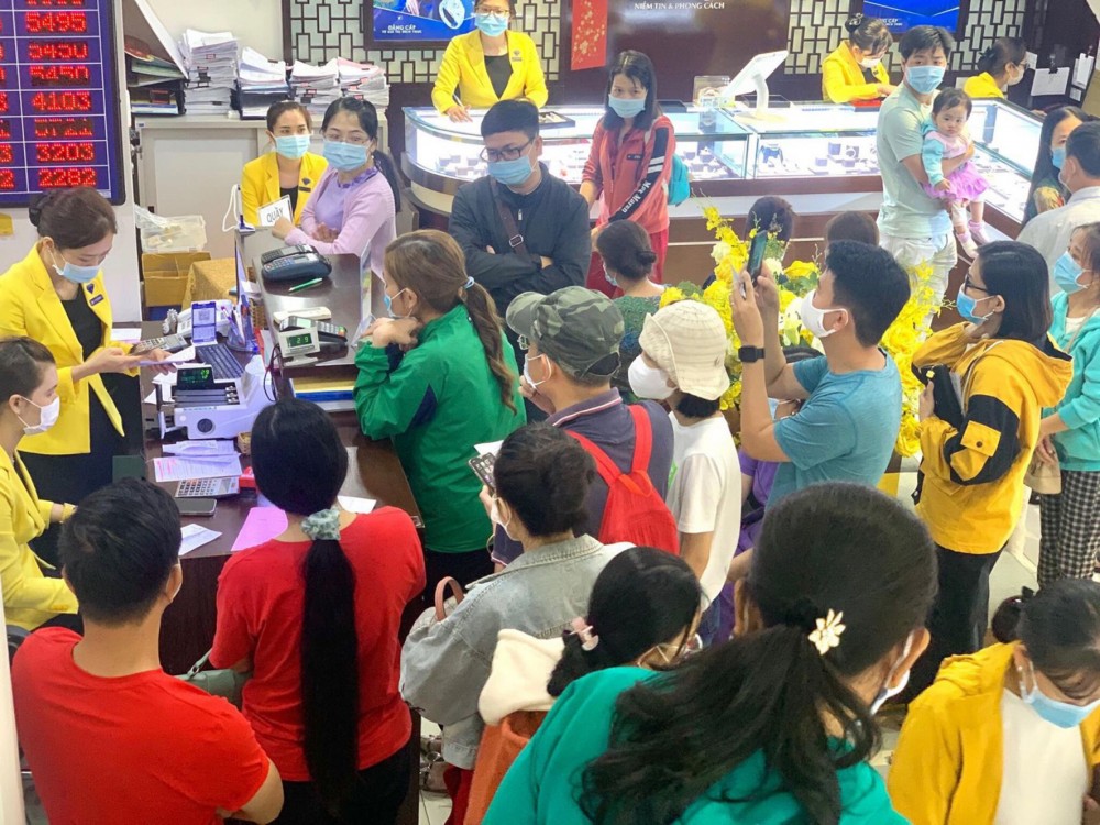 Khách đến mua vàng cầu may ngày Vía thần tài tại Cửa hàng PNJ, số 46 Ngô Quyền, quận Ninh Kiều, TP Cần Thơ (ảnh chụp lúc 9 giờ 30). 